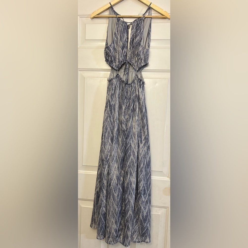 🦋 ASTR The Label Blue Print Maxi Dress – Cutout Sides - Halter Style - Picture 9 of 10